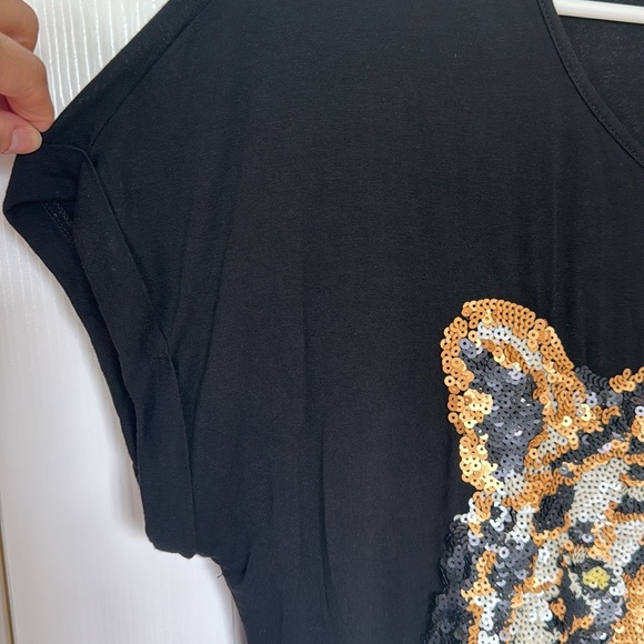 Forever 21 black top with sequins and tiger - Picture 4 of 4